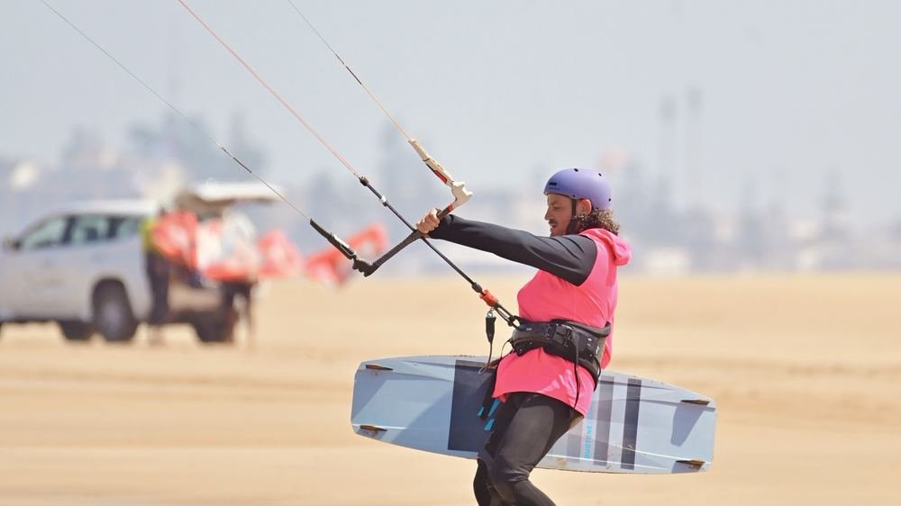 Session de kitesurf sur la plage d'Essaouira, Maroc